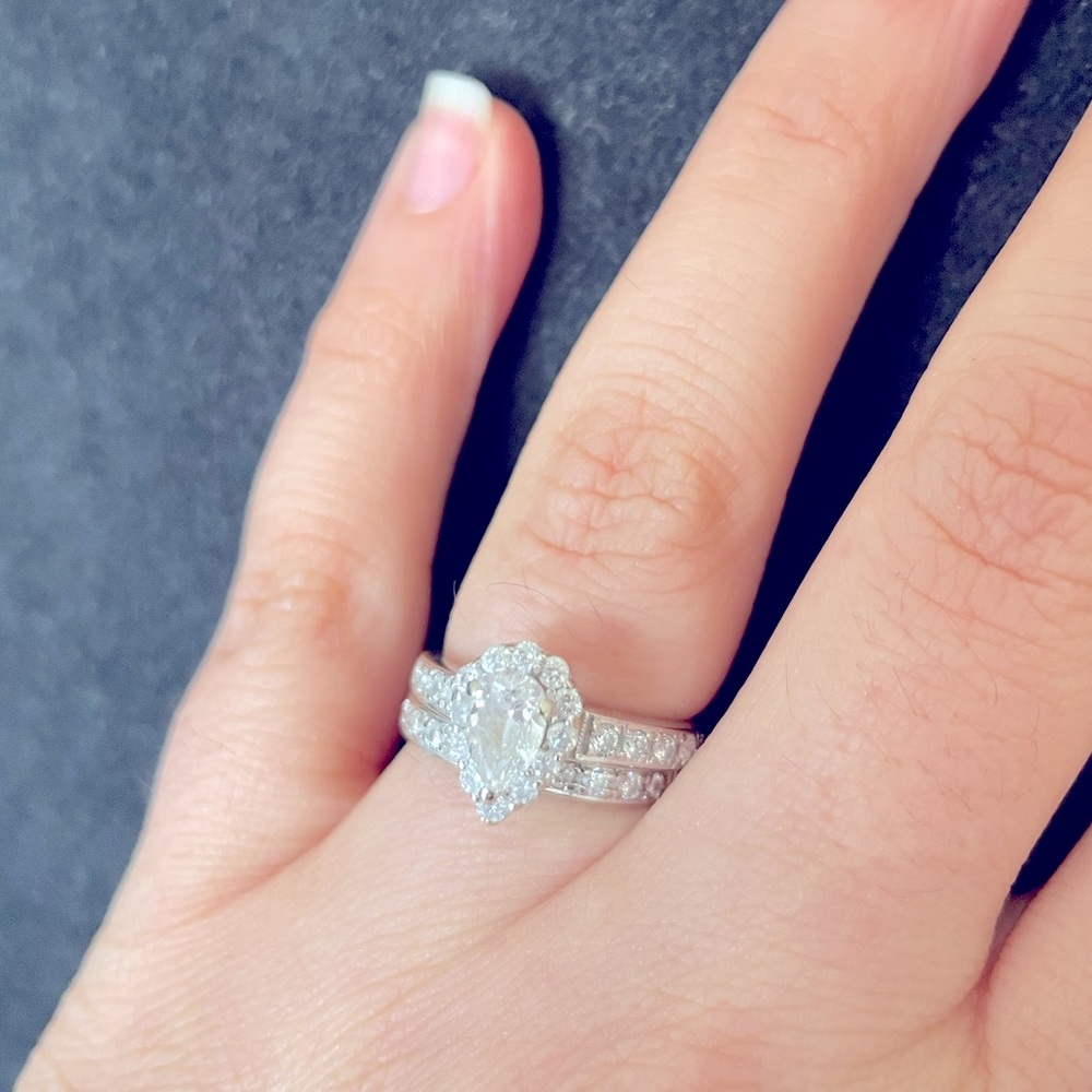 Teardrop/pear shaped Diamond ring set.